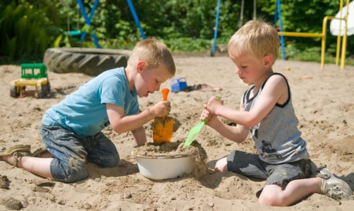 дети играют с песочком