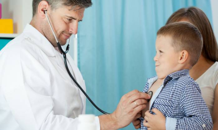 осмотр ребенка у врача