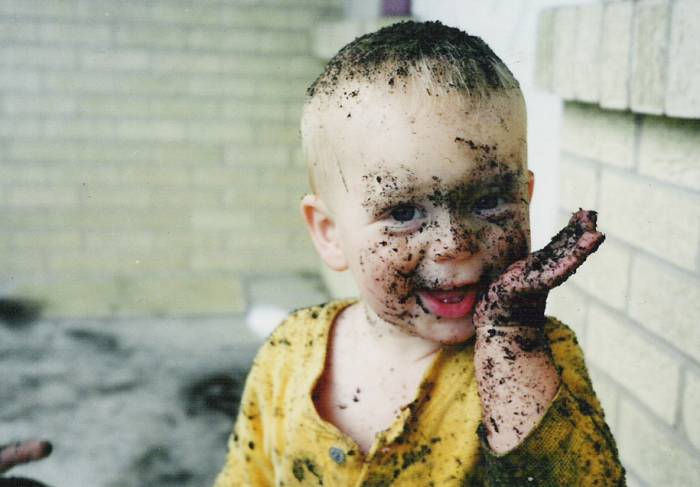 ребенок с грязными руками