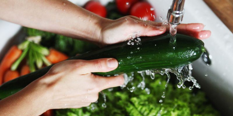 мыть овощи перед едой