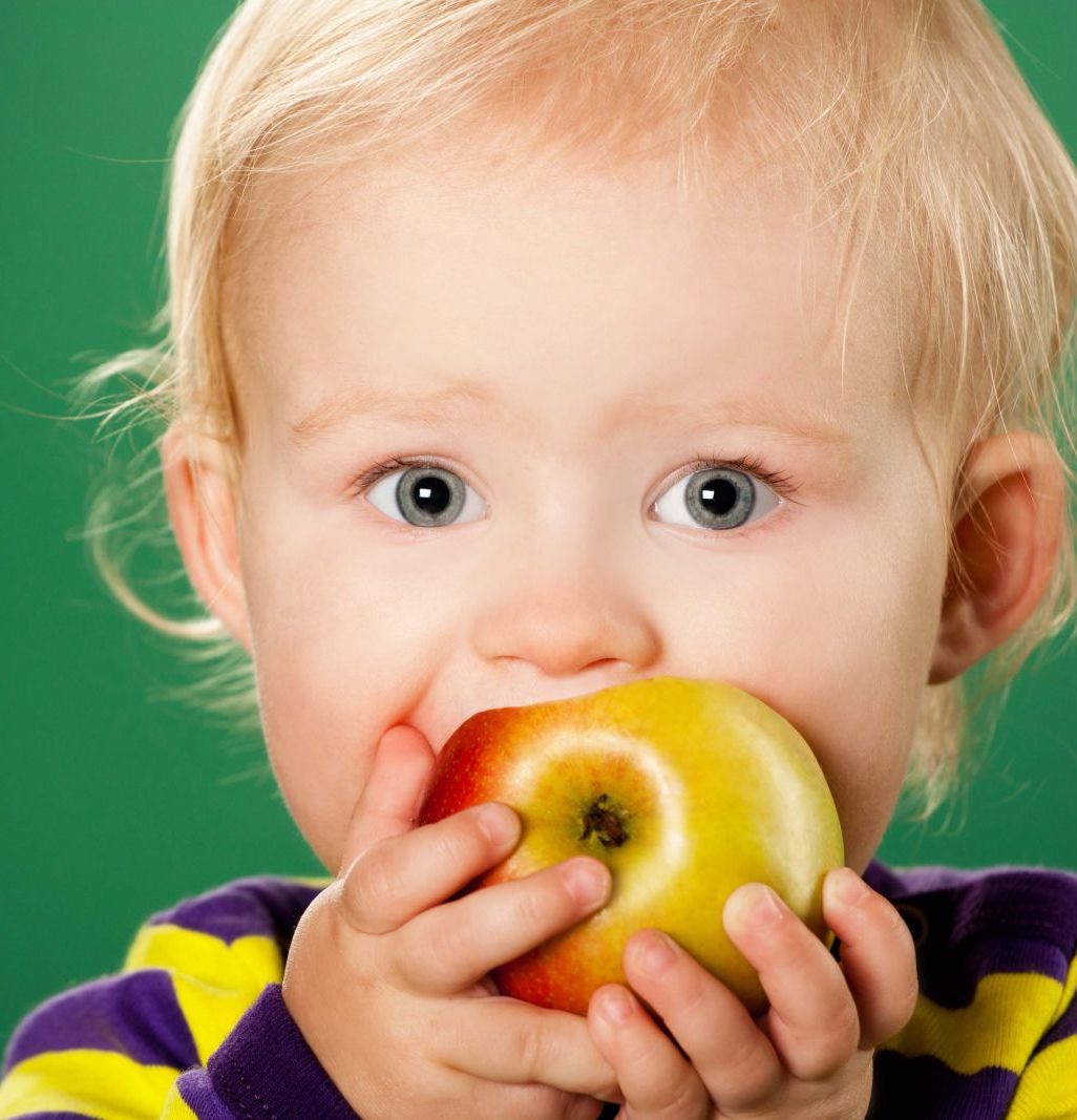 ребенок ест немытые фрукты